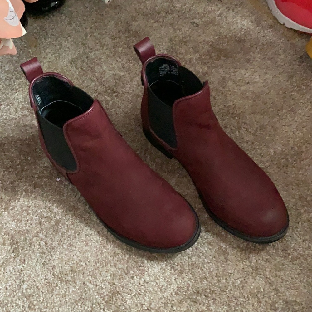 Steve Madden burgundy Chelsea booties